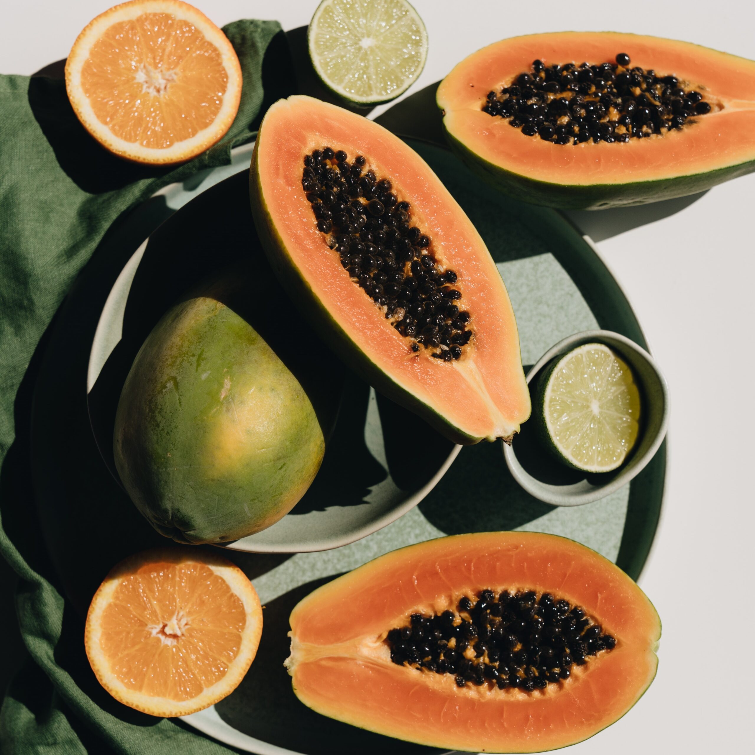 Bol de desayuno saludable con papaya, aguacate, kiwi y semillas