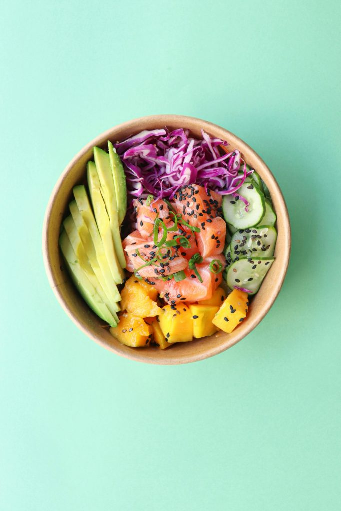 Poke bowl saludable con garbanzos, aguacate y verduras