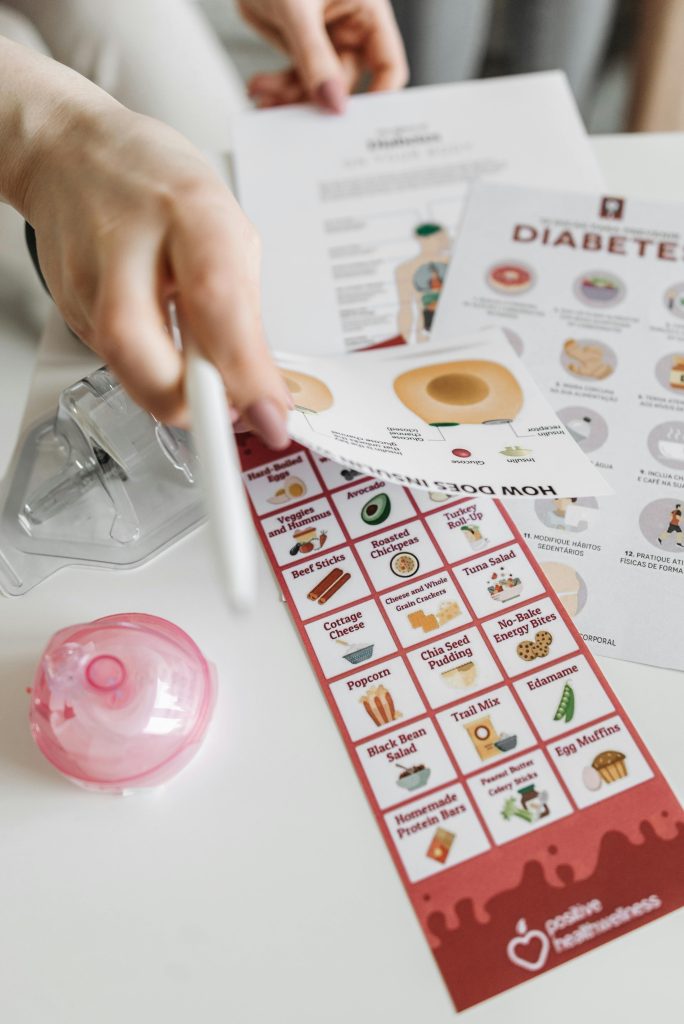 Mano señalando una guía de planificación de comidas