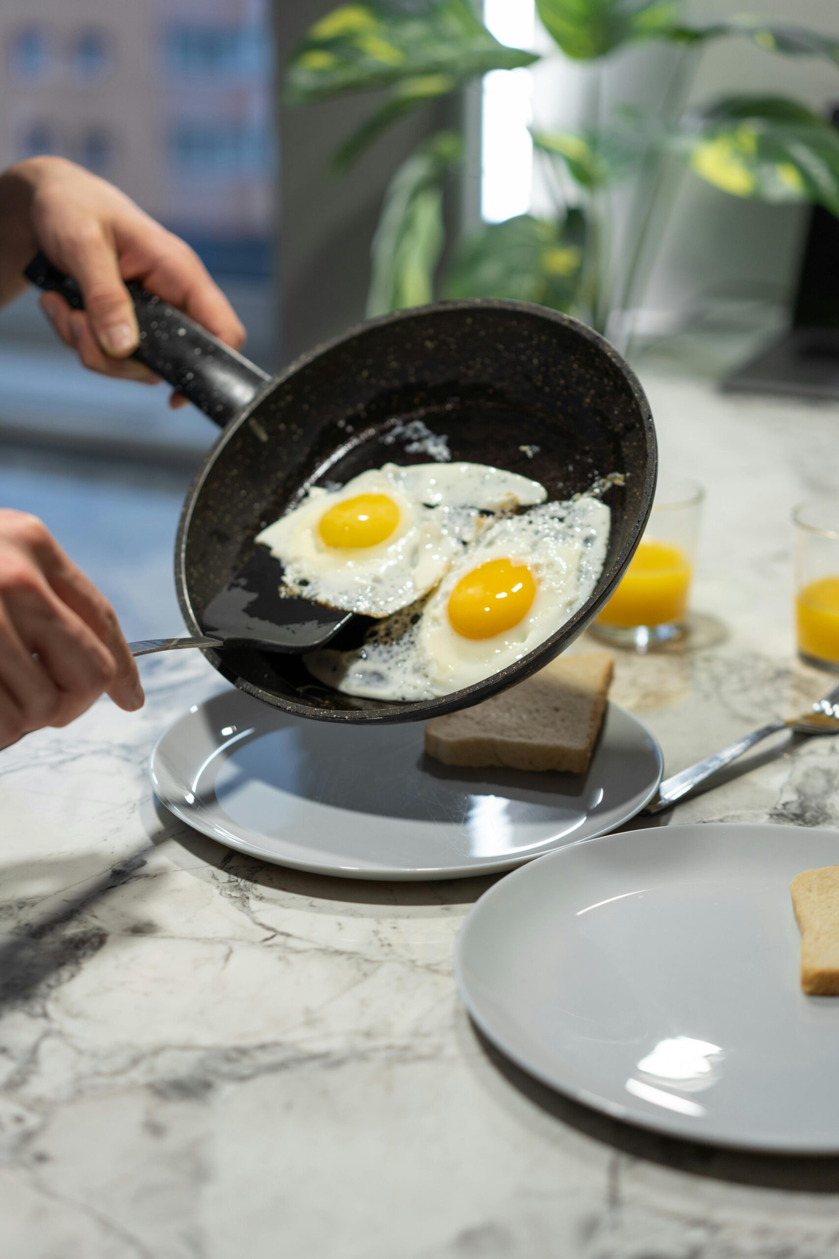 Sartén con dos huevos fritos