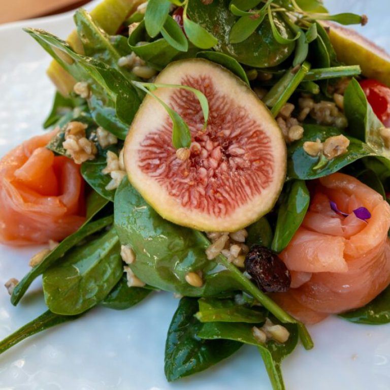 Ensalada fresca con higos, rúcula y nueces
