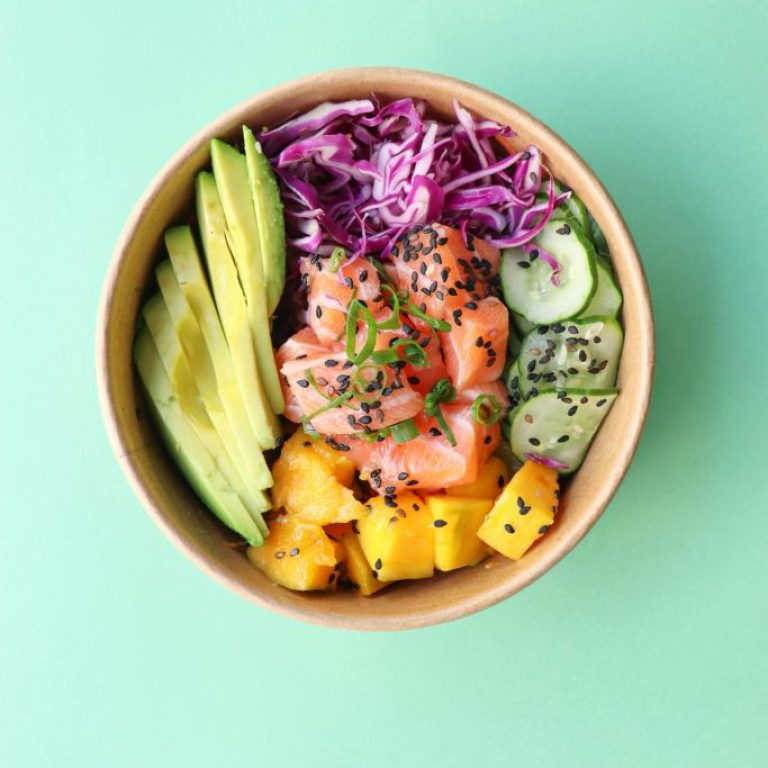 Poke bowl saludable con garbanzos, aguacate y verduras