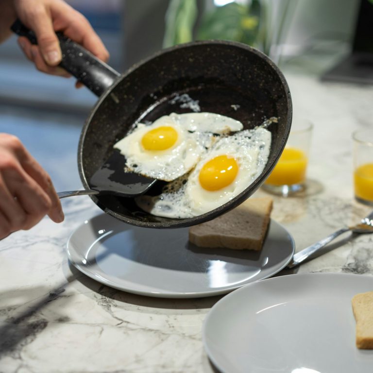 Sartén con dos huevos fritos
