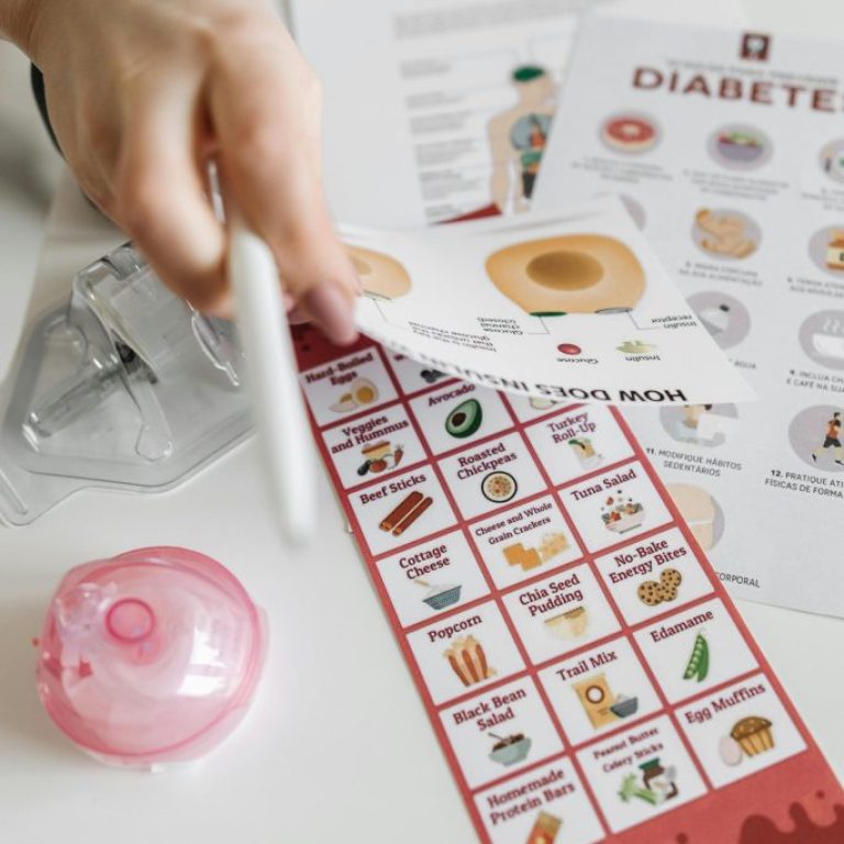 Mano señalando una guía de planificación de comidas