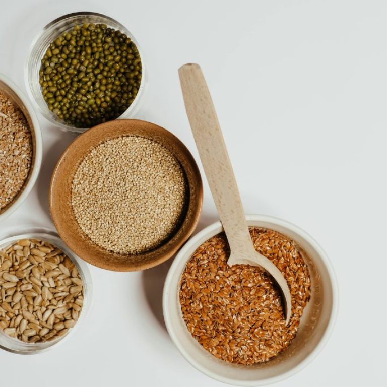 Varios cuencos con granos, legumbres y semillas